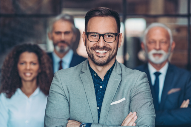 Personalvermittlung bei Führungspositionen: Zeit- und Kostenersparnis, Zugang zu Top- Kandidaten und professionelle Unterstützung.
